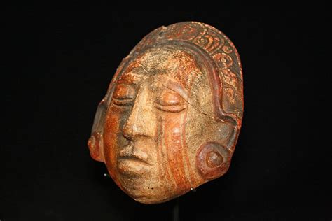 The Ceremonial Mask – A Haunting Glimpse into Pre-Columbian Ritual and Identity!