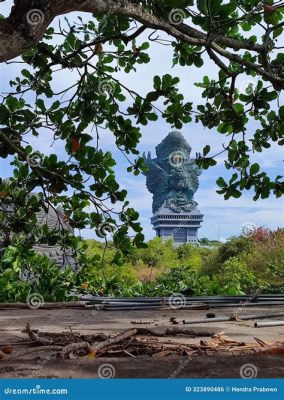 The Garuda Wisnu Kencana: A Majestic Fusion of Mythological Might and Intricate Carving!